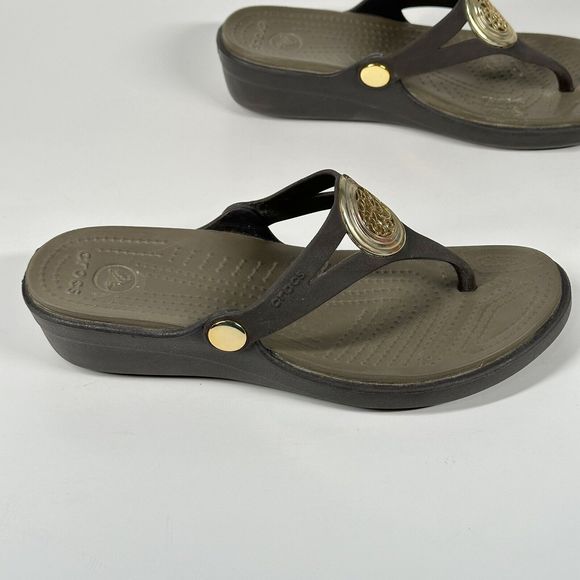 Crocs Sanrah Navy Grey Gold Medallion Circle Sandals Shoes Women's Size 6 - Picture 10 of 16